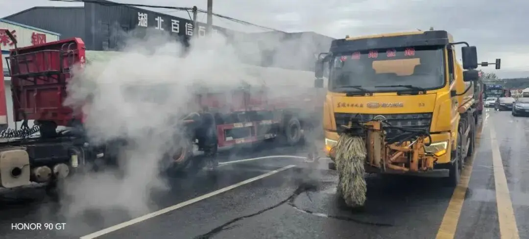 事發(fā)當(dāng)陽(yáng)！車被灑水車噴射后，司機(jī)撥打了12345…