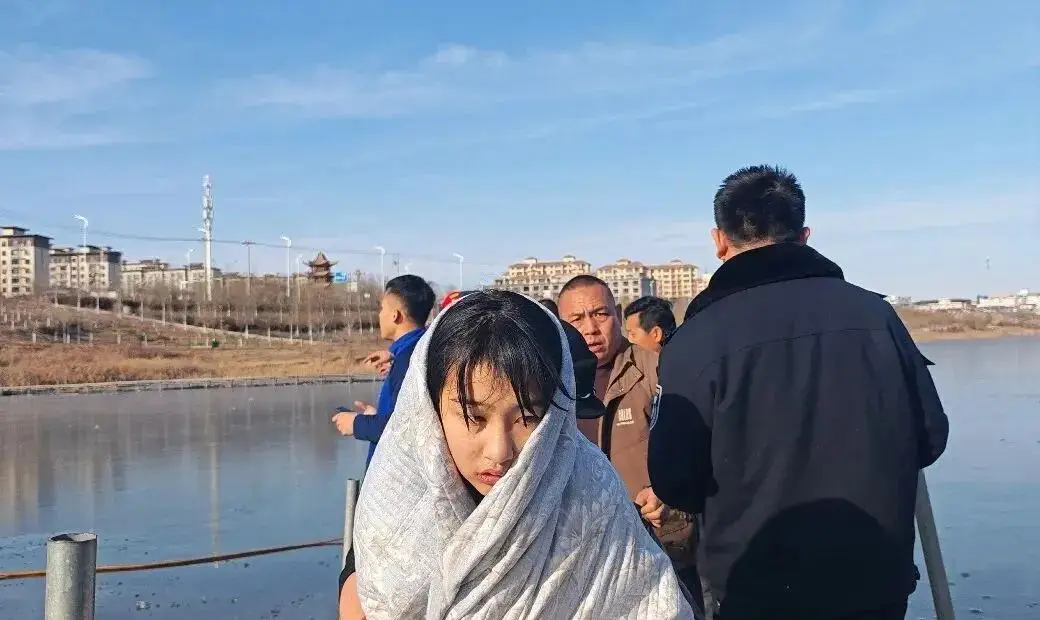 13歲女孩砸開-15℃冰窟窿，救起4歲男童后渾身濕透回家：爸爸，是灑水車…