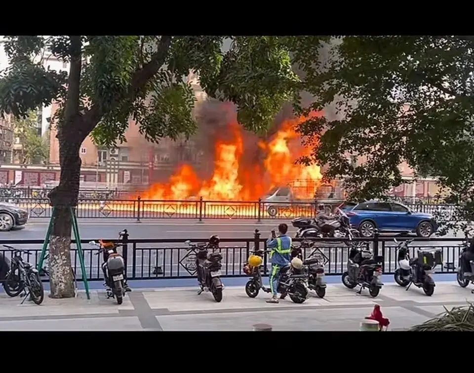 廣東海珠區發生火災，“沿街燒成一條火龍”！目擊者：有灑水車嘗試滅火，消防也趕來了……