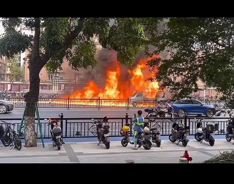 廣東海珠火災“沿街燒成火龍”，目擊者：灑水車滅火無果，消防回應