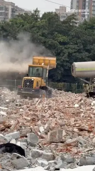 廣州一工地塵土漫天，商戶質疑逼迫搬遷，涉事物業：灑水車沒裝水，司機已被教育