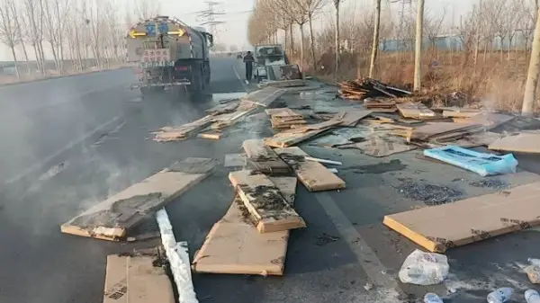 暖心！輝縣市交通運輸局灑水車秒變“消防車”交通人緊急救援顯擔當